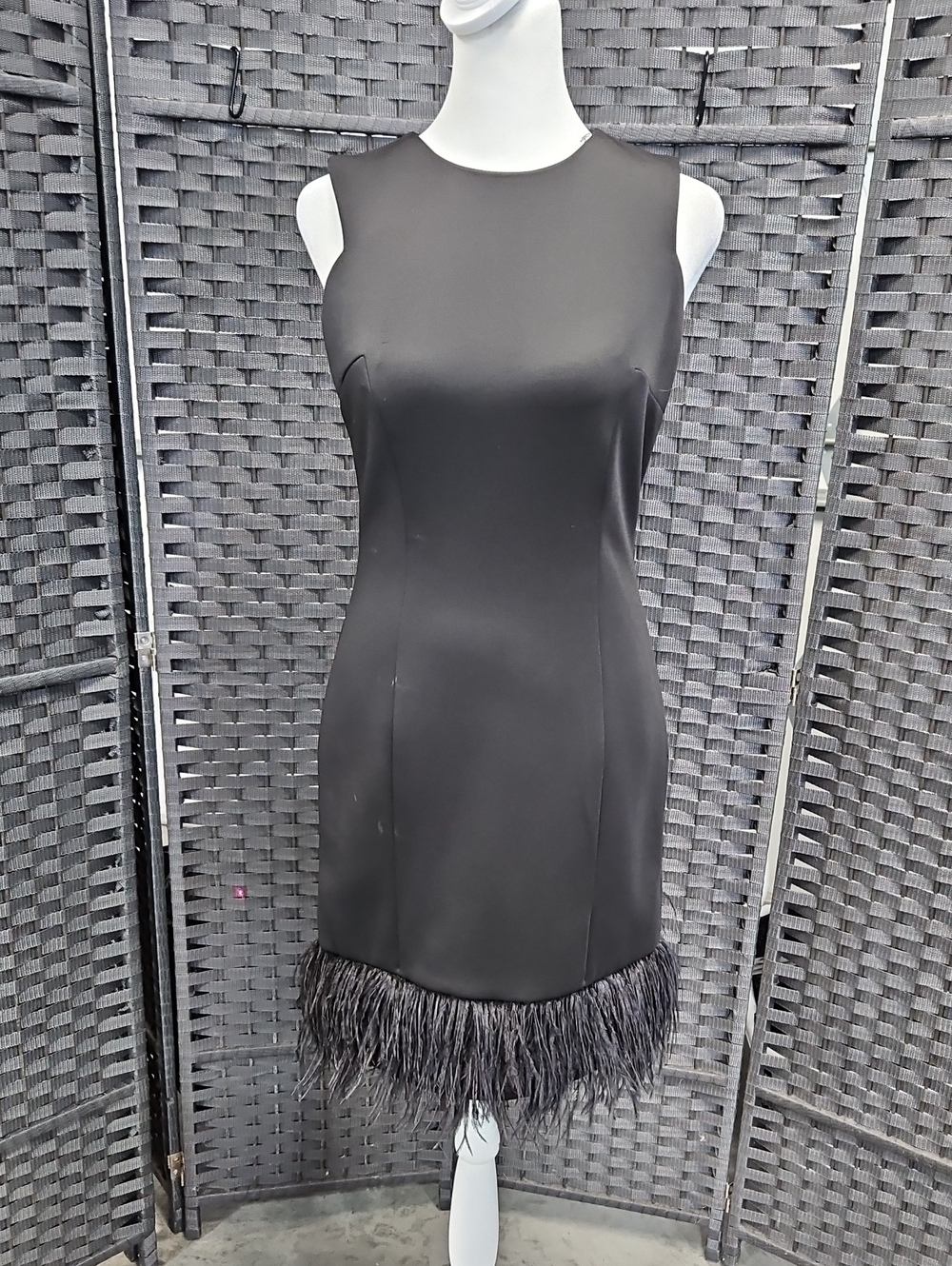 Size 0 Black Sleeveless Scuba Feather Hem Cocktail Dress by Maia